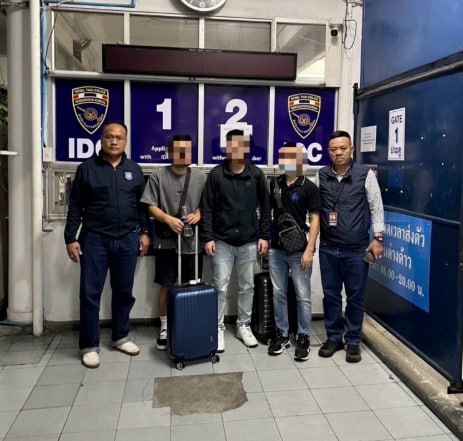 聚焦热点:3名中国男子机场落网,全身藏19部手机