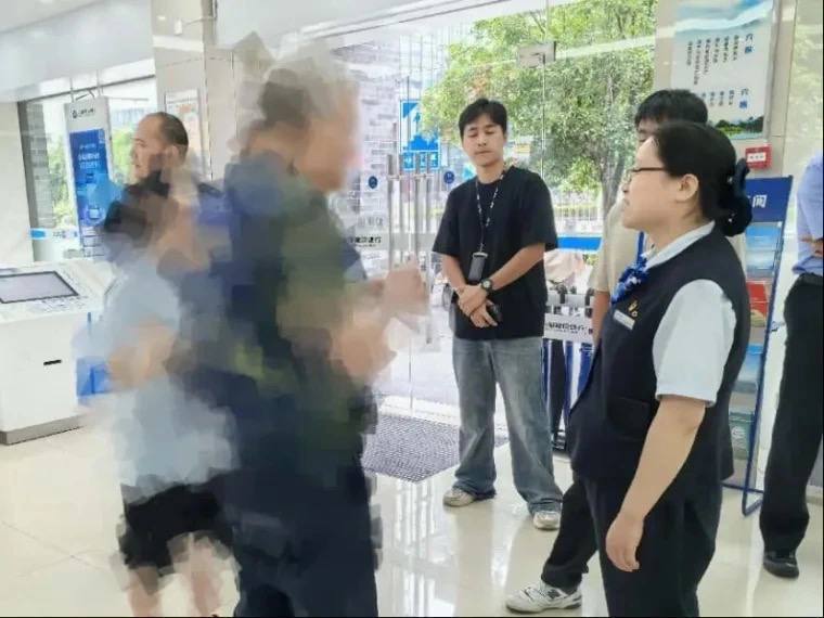 热点新闻:假警察骗买黄金230万!广西七旬老人险被骗,真警察6小时深夜“拆弹”